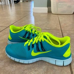 Womens Nike Free Fun 5.0 Turquoise Neon size 7.5. Gently worn